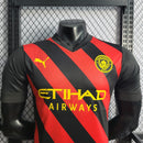 CAMISA VERSÃO PLAYER DO MANCHESTER CITY 22/23 VERMELHO E PRETO